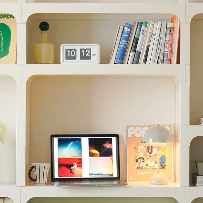 bureau avec rangement vue proche écran ordinateur livre