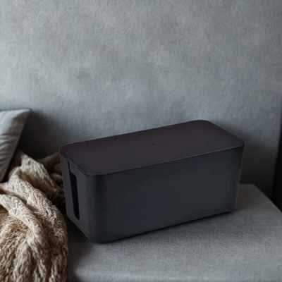 cache fil electrique noir oreiller couverte mur gris