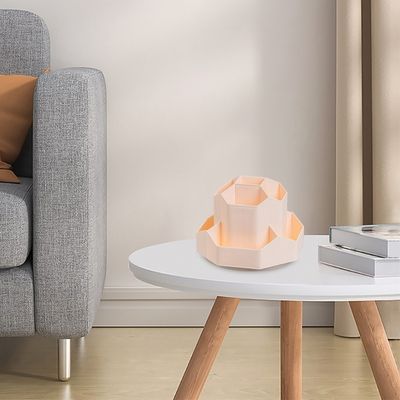 organisateur de bureau rose sur table cote livres divan rotatifetdesign