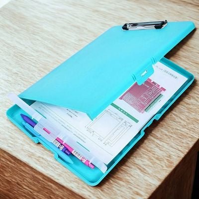 porte document turquoise ouvert sur bureau bois