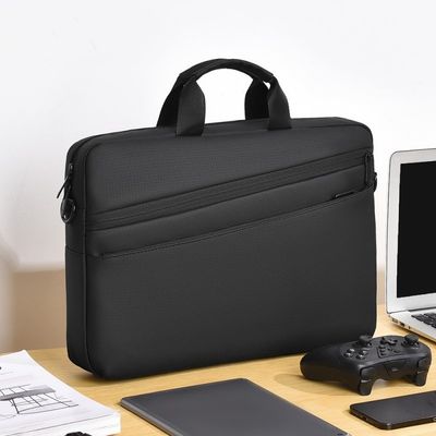 porte document sur bureau manette écran feuilles