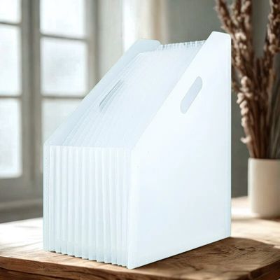 trieur blanc poignée sur bureau bois plante fenêtre