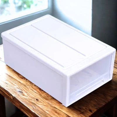 tour de rangement en plastique sur table bois fenêtre derrière