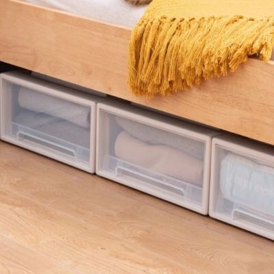 tour de rangement en plastique sous lit couverte jaune