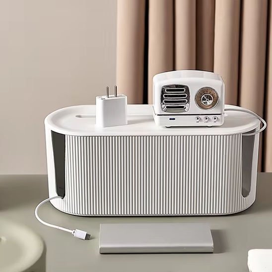 boite range cable sur bureau cube chargement dessus fil sortant