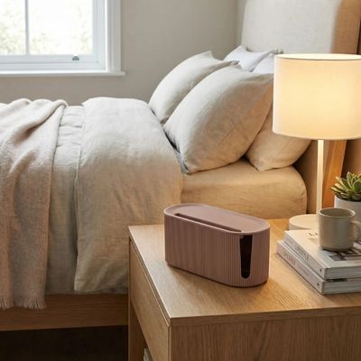 boite range cable sur table chevet lit lampe fenêtre