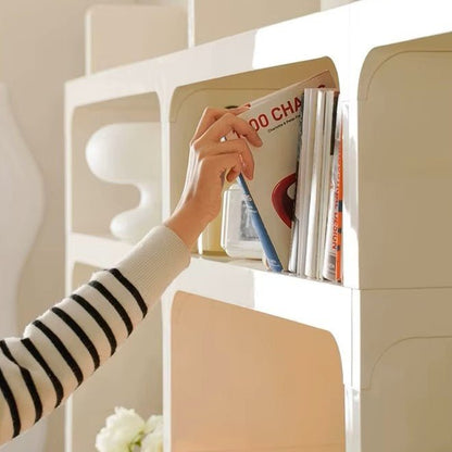 bureau avec rangement dame qui prend un livre