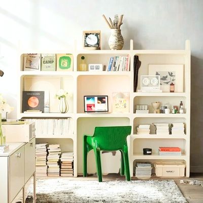 bureau avec rangement ordinateur chaise verte livres