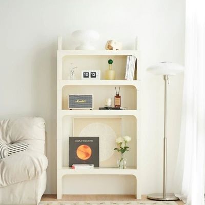 bureau avec rangement décorations rangées divan lampe