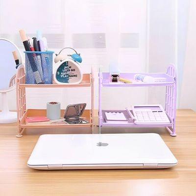 bureau etagere ordinateur devant fournitures rangées