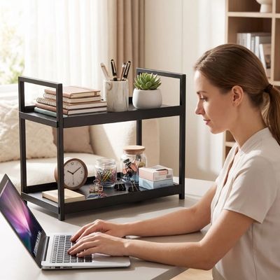 bureau étagère femme travaille ordinateur livres rideau