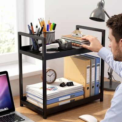 bureau étagère homme main cahier lampe fenêtre ordinateur