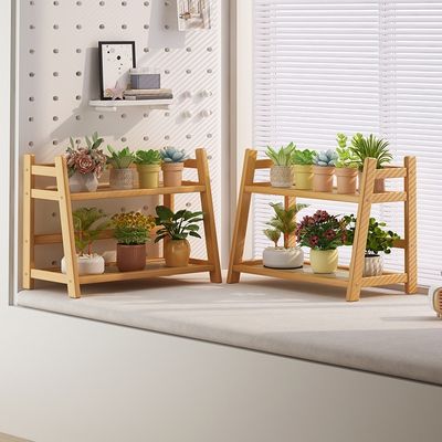 bureau étagère plantes organisées dessus bord fenêtre