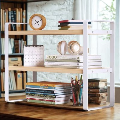 bureau étagère fenêtre plantes bibliothèque livres
