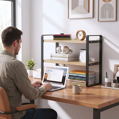 bureau étagère homme tape ordinateur plante cadres