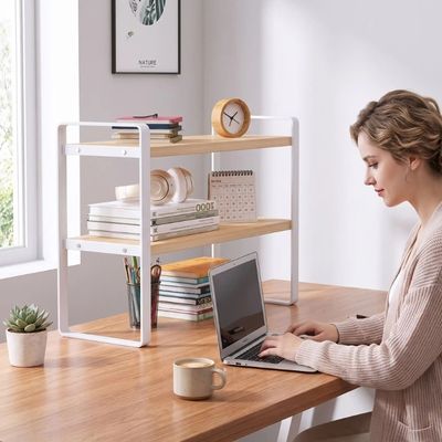 bureau étagère dame travaille plante fenêtre café