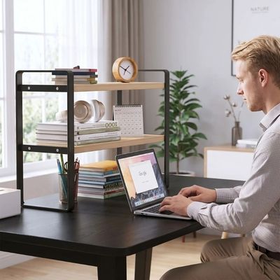 bureau étagère homme blond travaille fenêtre plante écouteurs