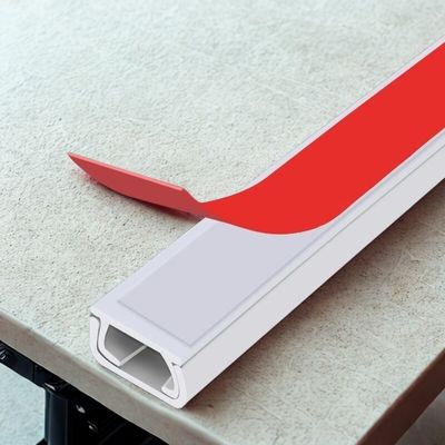 cable goulotte démonstration de l'adhésif