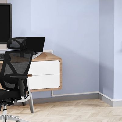 cable goulotte blanche sur mur salle bureau