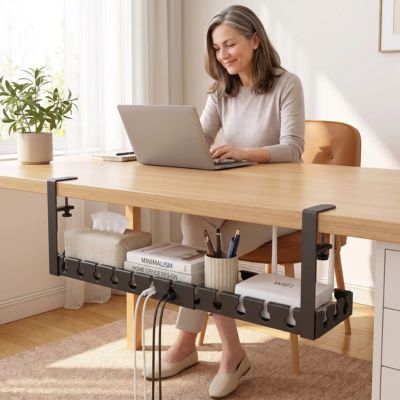 cache cable electrique sous bureau dame souriante ordinateur plante