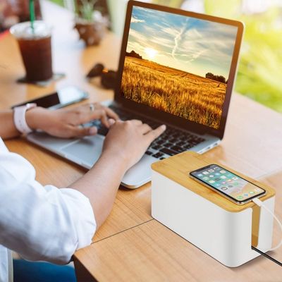 cache cable telephone sur bureau ordinateur cellulaire homme travaille