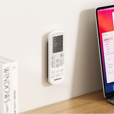 cache fil electrique manette accrochée mur adhésif