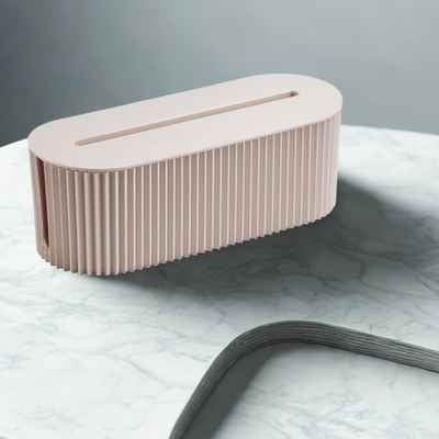 cache pour fil électrique beige sur table bois