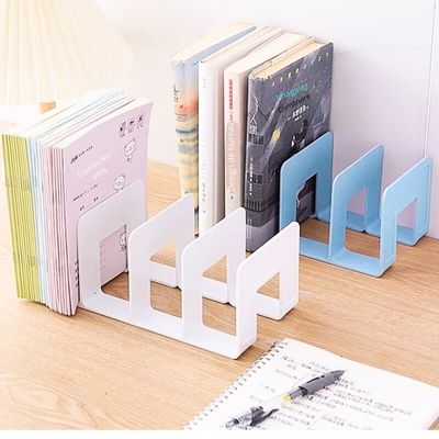cale pour livre blanc et bleu livres supportes compartiments