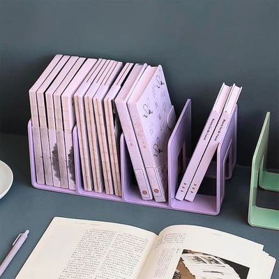 cale pour livre mauve beaucoup livres par compartiment