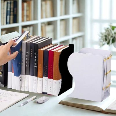cale pour livre noir avec livres et autre blanc vide
