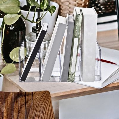 cale pour livre transparent sur bureau bois 4 livres compartiments