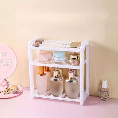 étagère bureau avec cosmétiques sur table rose