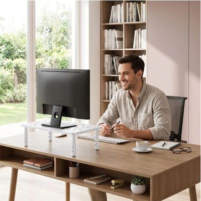 etagere bureau homme souriant café lunette fenêtre