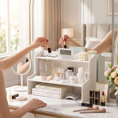 etagere bureau avec cosmétiques main prend rouge à lèvre