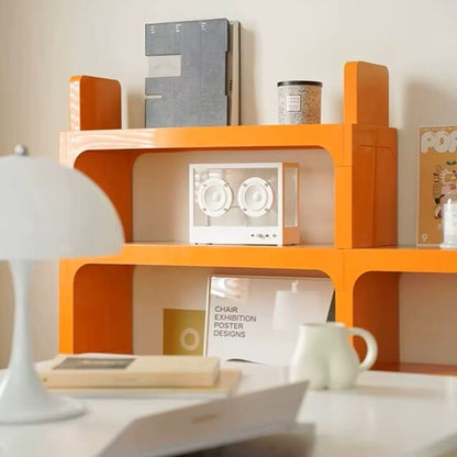Étagère bureau avec décorations derrière table avec lampe dessus