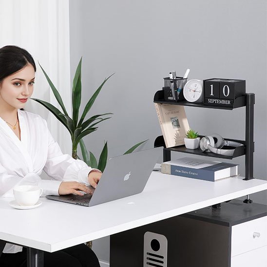 etagere bureau dame ordinateur livre écouteurs