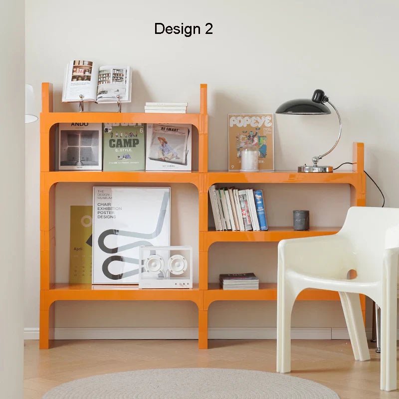 Étagère bureau rempli livres lampe chaise devant
