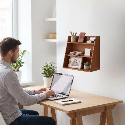 etagere pour bureau homme ordinateur plante cahier crayon