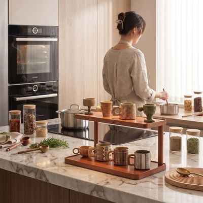 etagere sur bureau dame cuisine épices tasses exposées