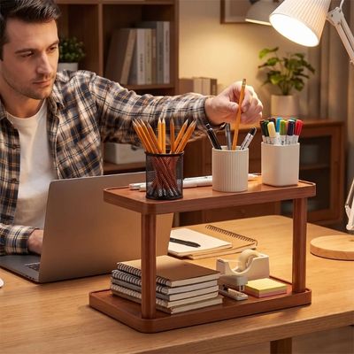 etagere sur bureau homme prend crayon livres bibliothèque