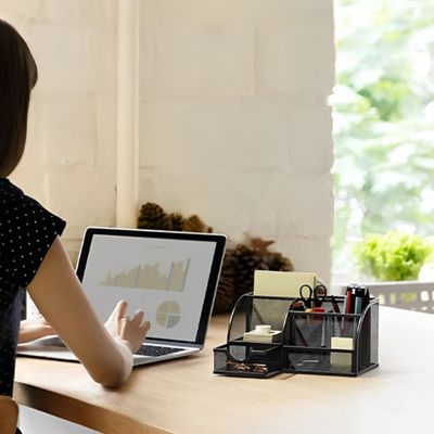 femme ordinateur organiseur pour bureau avec fournitures range designparfait