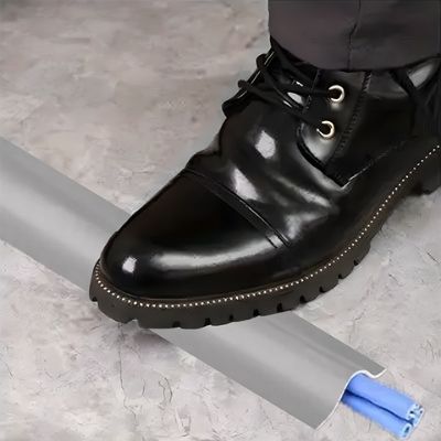 goulotte cable installée au sol pied dessus