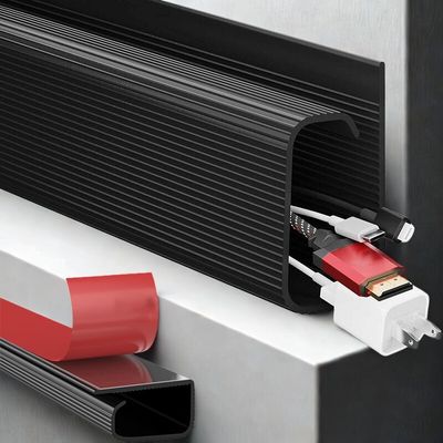 goulotte cable noire 4 cables et collant démontrés