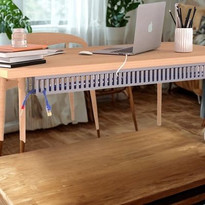 goulotte pour cable sous bureau grise avec fil dissimulé