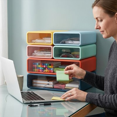 Organisateur bureau sur bureau dame travail post-it