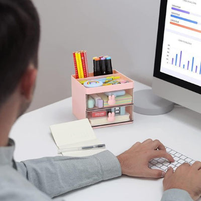 organisateur de bureau homme ordinateur tape clavier