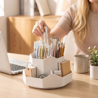 organisateur de bureau crayon règle dame prend bureau