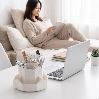 organisateur de bureau côté ordinateur femme lit sur lit livre