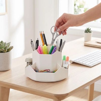 organisateur de bureau main prend ciseaux plante fenêtre