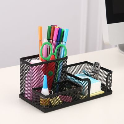 organisateur de bureau sur bureau blanc écran crayons ciseau